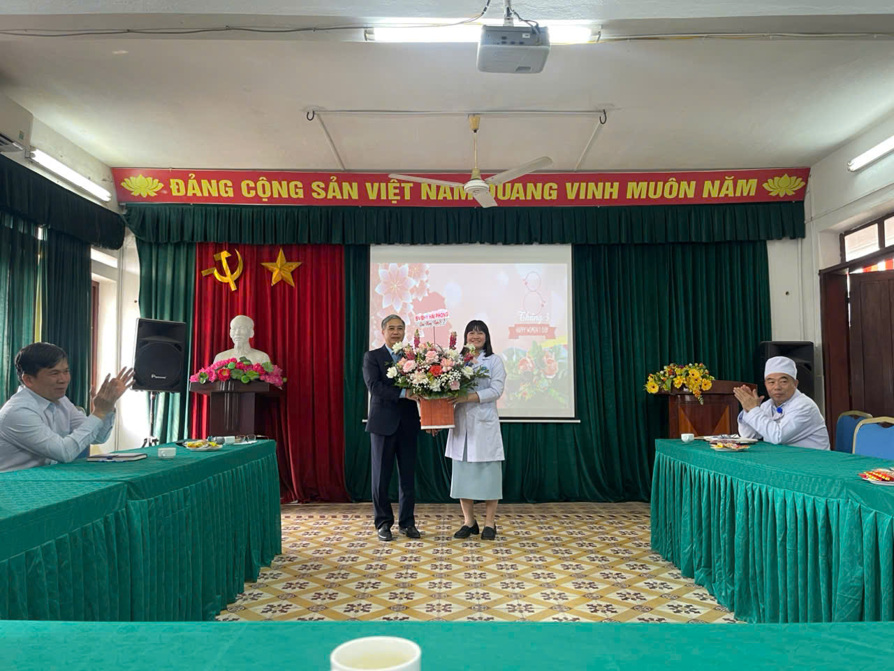 PGS.TS. Nguyễn Văn Khải - Giám đốc Bệnh viện tặng hoa đại diện nữ cán bộ y tế Bệnh viện